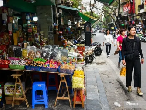 Muôn kiểu lấn chiếm vỉa hè ở Hà Nội