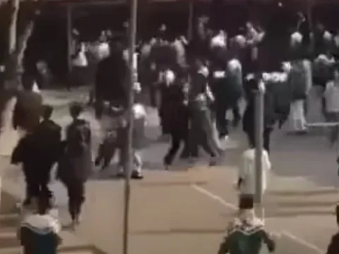 Hai nhóm học sinh xô xát, ẩu đả ngay tại sân trường