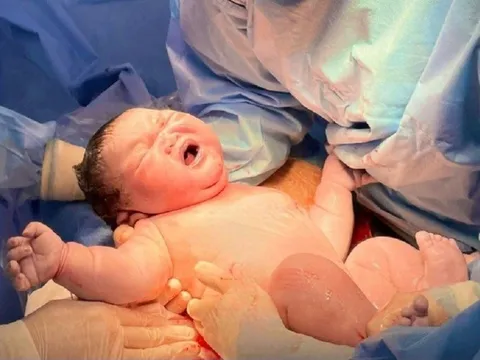 Tp.HCM: Bé trai vừa chào đời nặng 5,8 kg