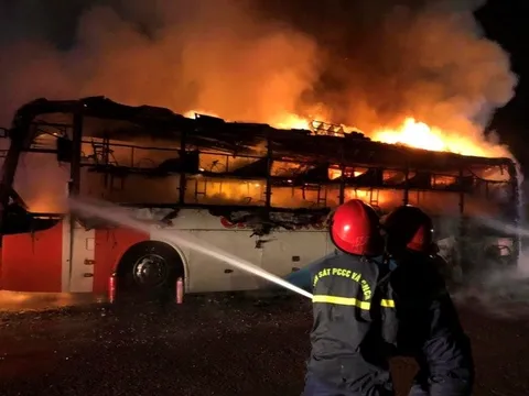 Xe khách giường nằm đang chạy bất ngờ bốc cháy dữ dội