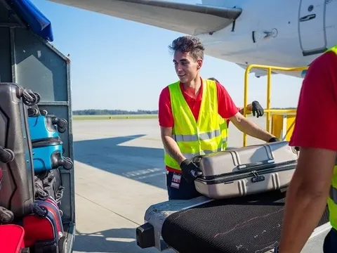 Trái ngược với giới công nghệ sa thải hàng loạt, nhiều hãng hàng không Mỹ tặng cả ô tô, iPhone để giữ chân nhân viên