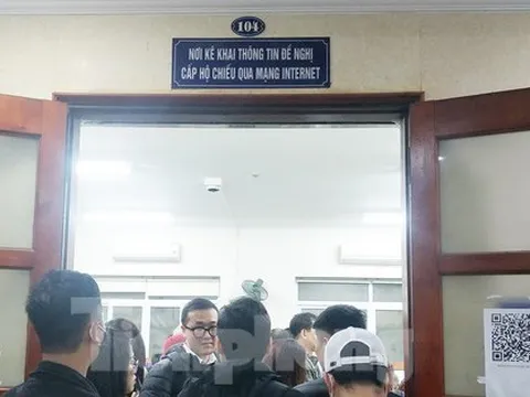 Hà Nội: Người dân chen chân làm hộ chiếu có gắn chip điện tử