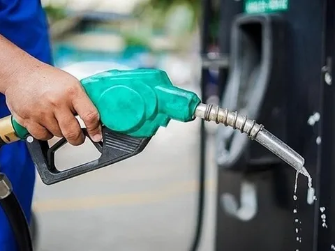 Giá xăng giảm 120 đồng/lít