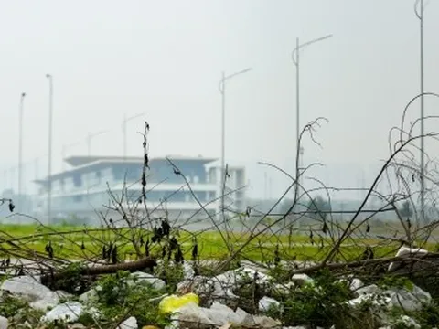 Rác thải bủa vây, khói ám chết cả cây trên đường đua F1