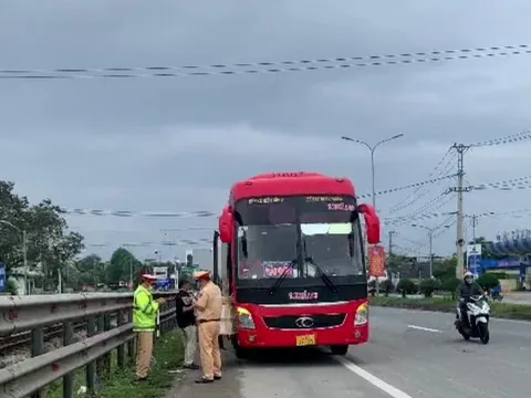 Phát hiện xe khách nghi làm giả tem kiểm định