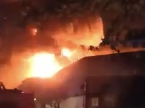 Phong tỏa hiện trường vụ cháy nhà và công ty trong hẻm ở quận 12