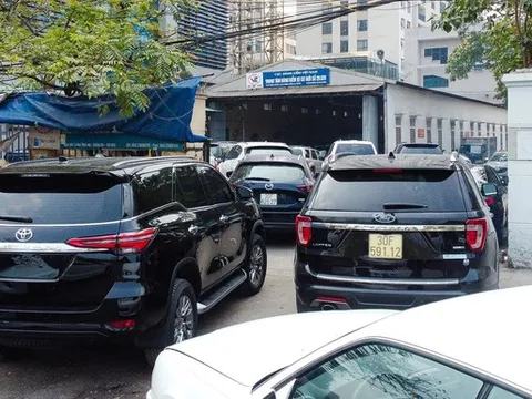 Hà Nội chỉ còn 11/31 trung tâm đăng kiểm hoạt động, ôtô lại xếp hàng dài chờ đợi