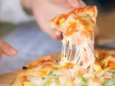 Giá cà chua tăng vọt, pizza tại một quốc gia buộc phải thay đổi công thức, trở thành "pizza trắng"