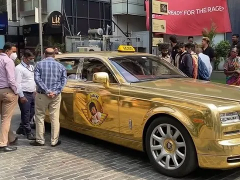 Cũng là taxi nhưng không phải Vios: Triệu phú mang hẳn Rolls-Royce Phantom 'mạ vàng' đi chạy dịch vụ khiến dân tình trầm trồ