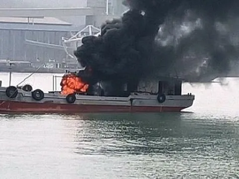 Tàu chở dầu cháy ngùn ngụt tại cảng Nghi Sơn, 2 người thoát chết