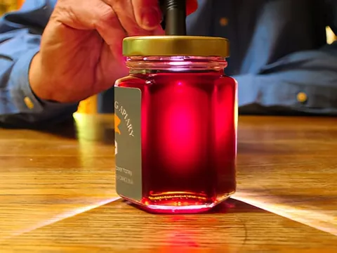 Mật ong màu tím tưởng đồ giả hoá ra là đặc sản ở vùng đất này