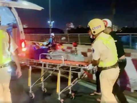 CLIP: Nam thanh niên gặp nạn, nằm bất động trên cầu Bình Lợi