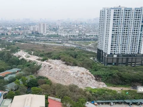 Những "núi" rác thải đổ trộm tại Thủ đô