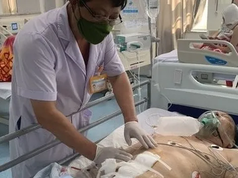 Dùng vòi xịt toilet sai cách, cụ ông thủng trực tràng phải phẫu thuật