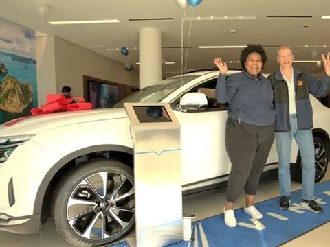 Những khách hàng Mỹ đầu tiên chính thức nhận bàn giao ô tô điện VinFast VF 8, rất nhiều người gốc Việt đã mua xe