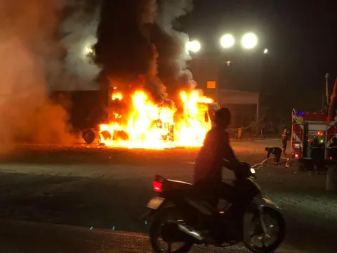 Đồng Nai: 3 xe tải bốc cháy, 1 người tử vong