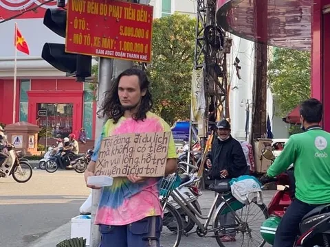 Đà Nẵng: Một du khách nước ngoài cầm bảng xin tiền giữa phố