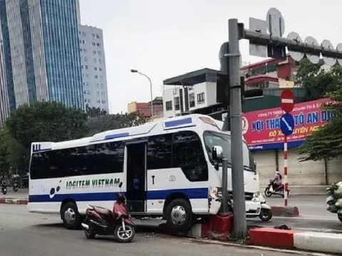 Ôtô 24 chỗ bất ngờ tông thẳng vào dải phân cách cầu vượt