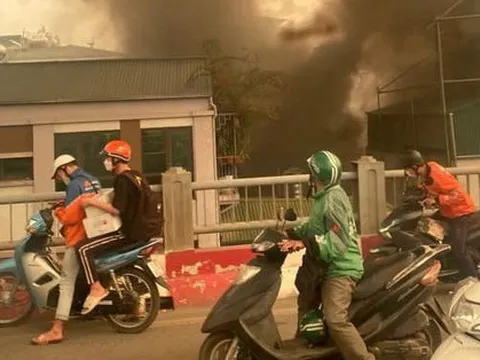 Hà Nội: Cháy lớn tại quán bia hơi ở Hai Bà Trưng, cột khói bốc cao hàng chục mét