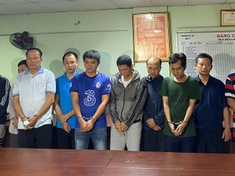 Phát loa, gọi điện thoại yêu cầu xe ô tô trả lại vỉa hè ở Hà Nội