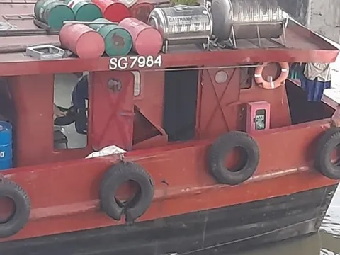 Vĩnh Long: Sà lan chở 27 container bị kẹt cứng dưới gầm cầu