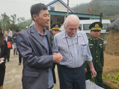 Cựu binh Mỹ trao trả cuốn nhật ký cho gia đình liệt sĩ Cao Văn Tuất