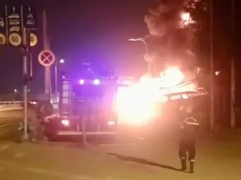 Clip: Hiện trường vụ cháy kèm theo tiếng nổ ở quận Bình Tân