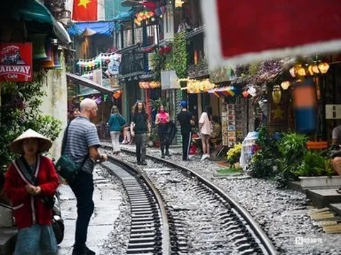 Hà Nội: Càng xử lý, phố cafe đường tàu càng đông