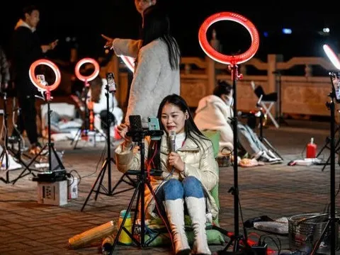 Xu hướng cực lạ tại Trung Quốc: livestream xuyên đêm ngoài đường để hút người hâm mộ trên TikTok, người xem càng nhiều thu nhập càng khủng