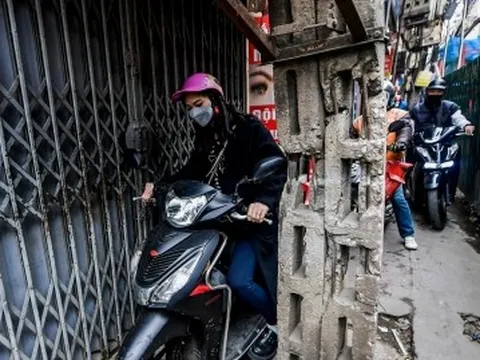 Hà Nội: Người dân chật vật di chuyển trên con đường 'chỉ vừa một xe máy'