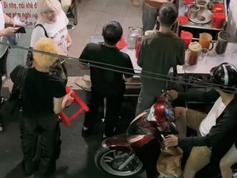 Kinh ngạc với hình ảnh siêu đông đúc lúc 2 giờ sáng tại "quán cà phê âm phủ", không hổ danh địa điểm ruột của giới trẻ