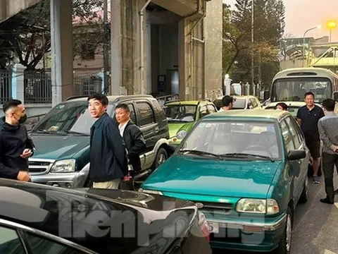 Người dân Hà Nội xếp hàng qua đêm chờ đăng kiểm ô tô