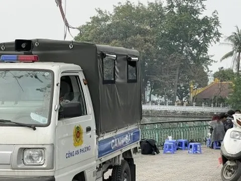 Cảnh sát trật tự có làm ngơ để hàng quán lấn chiếm tràn vỉa hè, đường ven hồ?