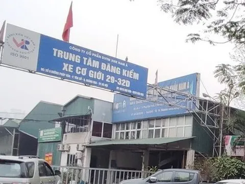 Cận cảnh trung tâm đăng kiểm tự treo biển dừng hoạt động, chủ xe khốn khổ chờ đợi