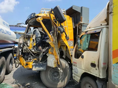 5 xe tải tông nhau trên Quốc lộ 1 ở Quảng Nam