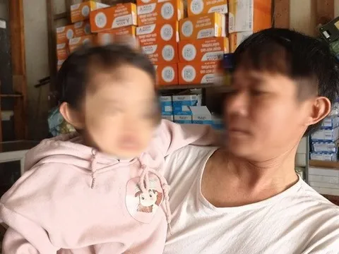 Người lớn mâu thuẫn, bé gái hơn 2 tuổi bị xịt hơi cay vào mắt