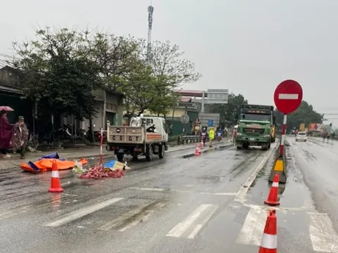 CLIP: Va chạm xe đầu kéo cùng chiều, 2 người đi xe máy thương vong