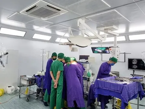 Bé 11 tháng tuổi nứt xương sọ sau khi ngã đập đầu xuống nền cứng