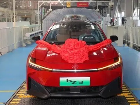 Xuất xưởng sedan điện đầu tiên của Toyota: Made in China, giá quy đổi 650 triệu đồng, không mất tiền sạc