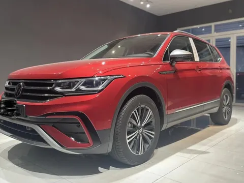 Khó cạnh tranh Mercedes GLB, VW Tiguan 2023 giảm giá 100 triệu đồng để tìm khách, bản cũ xả kho với giá thấp chưa từng thấy