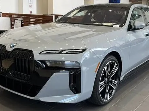 BMW 7-Series và X7 2023 lần đầu lộ diện tại Việt Nam: Bộ đôi xe sang từng gây tranh cãi vì đèn pha na ná VinFast, đấu S-Class và GLS