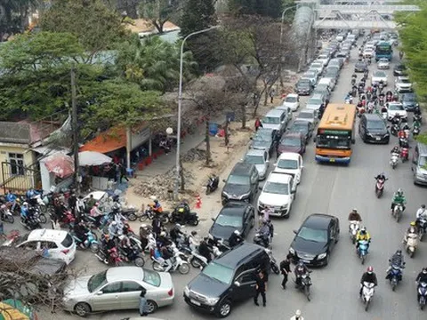 2/3 trung tâm đăng kiểm bị đóng cửa: Dân sẽ tiếp tục thức trắng đêm xếp hàng chờ kiểm định