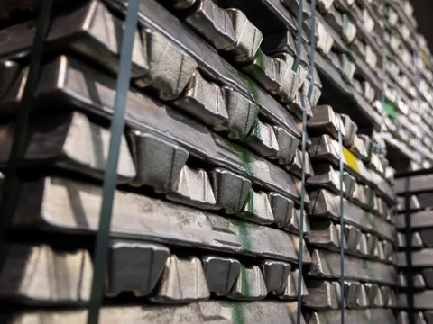 Giá kim loại đồng loạt lao dốc vì một thông báo từ Trung Quốc