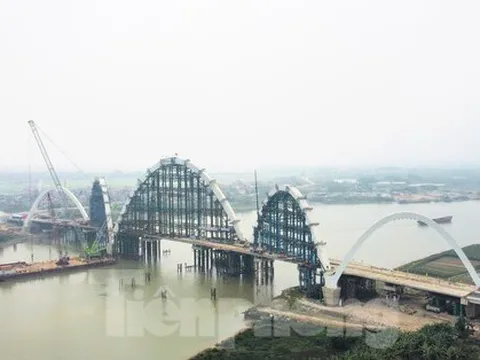 Nhìn gần công trường bắc cầu vòm thép cao nhất Việt Nam trên sông Đuống
