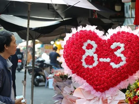 Chợ hoa lớn nhất TP.HCM nườm nượp khách dù giá tăng gấp 4 lần dịp 8/3
