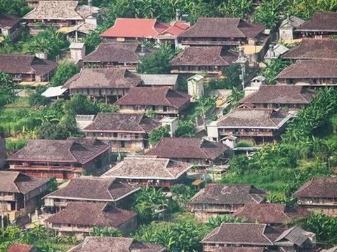 Có một ngôi làng du lịch ở miền Đông Bắc, 100% nhà dân... đều quay về một hướng