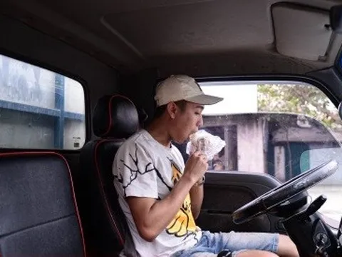 Tài xế xin nghỉ việc, 'ăn chực nằm chờ' xếp lốt đăng kiểm xe