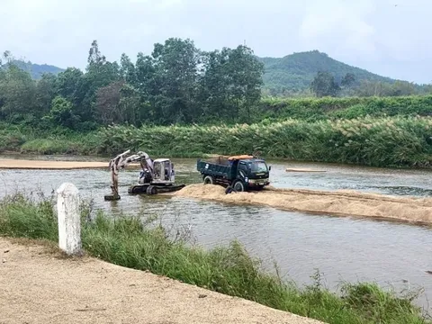Bất ngờ với kết luận nguyên nhân sạt lở bờ sông là do… người dân nuôi vịt