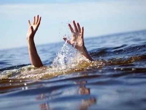 Ra bờ sông chơi, 2 anh em họ sẩy chân chết đuối