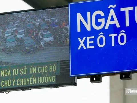 Cận cảnh hệ thống biển báo thông minh, cảnh báo từ xa của Hà Nội